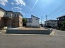周囲の街並みと調和する、すっきりと開けた開放感のある敷地です。