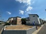 開放的な青空のもと、穏やかな時間が流れる落ち着いた住環境が広がっています。