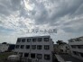 見上げるほどに広がる空が、日常の風景に奥行きと開放感をもたらしてくれます。