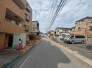 空が広く見渡せる、落ち着いた佇まいの住宅街が広がる穏やかな日常の風景です。