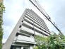 洗練されたフォルムが空に映える、静かな佇まいで街並みに調和する存在感のある住まい。