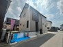 洗練されたフォルムが街並みに馴染む、落ち着いた佇まいの住まいです。
