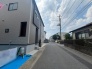 穏やかな空気が流れる閑静な住宅街で、日々の暮らしに静かな安らぎを感じられる環境です。