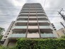 都会の風景に静かに溶け込み、端正な佇まいが心地よい存在感を放つ住まいです。