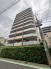 街並みに静かに寄り添う、端正で洗練されたフォルムが日々の暮らしに落ち着きをもたらします。