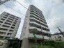 洗練された佇まいが街並みに静かに溶け込み、日々の暮らしに安らぎを与える端正な外観デザイン。