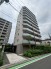洗練された佇まいと落ち着いた色調が、街並みに静かに溶け込む端正なフォルムです。