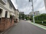 閑静な住宅街の風情が漂う、落ち着いた日常を感じさせる穏やかな街並みが広がっています。