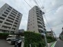 落ち着いた佇まいと洗練された外観が、街並みに静かな調和をもたらすレジデンスです。