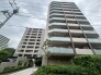 都市の洗練と落ち着いた佇まいが調和し、日々の暮らしに静かな誇りを感じさせる端正な外観です。