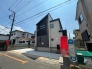 街並みに凛と佇む、洗練された配色が印象的な外観デザインが日常の風景を美しく彩ります。