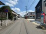 整然とした街並みが広がり、日々の暮らしに穏やかな落ち着きを感じさせる住環境です。
