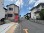 穏やかな空気が流れる住宅街に位置しており、日々の暮らしに心地よい静けさと落ち着きをもたらす周辺環境です。