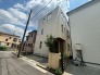 街並みに静かに溶け込み、端正な佇まいが日常の暮らしを穏やかに受け止めてくれる住まいです。