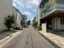 閑静な住宅街に穏やかな時間が流れ、日々の暮らしに安らぎを感じさせる住環境が広がっています。