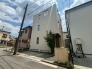 街並みにすっきりと馴染む洗練された外観が、心地よい暮らしの予感を感じさせます。