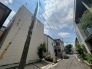 落ち着いた街並みに溶け込む、端正な佇まいが日々の暮らしを穏やかに包み込みます。