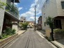空が広く感じられる、落ち着いた住宅街の穏やかな日常が流れる住環境です。