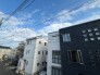 澄み渡る青空の下、落ち着いた佇まいと街並みが調和する心地よい暮らしの風景が広がっています。