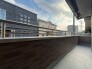 空の広がりを感じながら、日々の暮らしに静かな安らぎをもたらしてくれる開放感のある空間です。