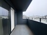 洗練されたダークトーンの外壁が落ち着きをもたらし、空と街並みを静かに眺められるプライベートな空間です。