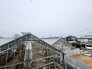 どこか懐かしさを感じさせる、静けさと開放感が共存した穏やかな街並みの風景です。