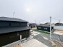 落ち着いた色合いの建物が並び、穏やかな時間が流れる住宅街の風景が広がっています。