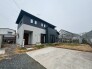 洗練されたツートーンの外観が際立つ、落ち着いた佇まいの住まいが日々の暮らしに安らぎをもたらします。
