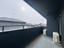 静寂な時間が流れる広々としたバルコニーからは、視界を遮るもののない穏やかな眺望が広がります。