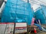 完成に向けて着実に進む建築現場の風景が、新しい暮らしの始まりを静かに予感させます。