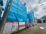 新しい暮らしの始まりを感じさせる、落ち着いた住宅街での建設風景です。