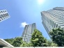 どこまでも広がる空の下、洗練されたフォルムが街の風景と調和し、豊かな日常を予感させます。