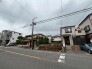 落ち着いた住宅街の雰囲気に溶け込み、自由な設計で理想の暮らしを描ける住環境です。