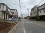 落ち着いた雰囲気が漂う住宅街に位置し、穏やかな日常を感じさせる街並みが広がっています。