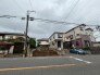 穏やかな住宅街に位置する、新しい暮らしの可能性を秘めた土地の風景です。