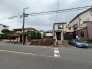 穏やかな時間が流れる住宅街の中で、理想の暮らしを描くための落ち着いた敷地が広がります。