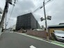 落ち着いた住宅街の風景に溶け込み、新たな装いへと生まれ変わる静かな佇まいが印象的です。