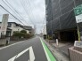 落ち着いた住宅街の風景に溶け込み、日常の静けさを感じさせる住環境です。