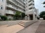街並みに調和する落ち着いた佇まいと、住まう方を優しく迎え入れる丁寧なアプローチが印象的です。