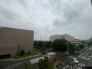 空が大きく広がり、窓から街並みを穏やかに見渡せる開放感のある眺望です。