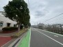 緑豊かな街路樹が並び、穏やかな時間が流れる落ち着いた住環境の周辺風景です。