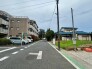 穏やかな時間が流れる落ち着いた住環境で、日常の暮らしに自然と馴染む静かな街並みが広がっています。