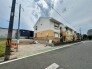 落ち着いた色合いの外観が周囲の街並みに自然と馴染み、穏やかな日常を予感させる佇まいです。
