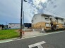 穏やかな空気が流れる住宅街に位置し、これからの暮らしの拠点として静かに佇む一画です。