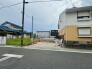 閑静な住宅街の一角に位置し、これからの暮らしを自由に描き出せるゆとりある敷地が広がっています。