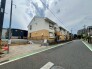 落ち着いた街並みに溶け込む、親しみやすく穏やかな外観の佇まいが日常に安心感をもたらします。