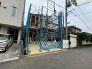新しい暮らしを形作るための確かな構造が、街並みの中で着実に組み上がっています。