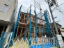 新しい暮らしの形を丁寧に築き上げる、静かで実直な建築のプロセスを感じさせる風景です。