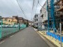 穏やかな住宅街の風景が広がり、落ち着いた日常を予感させる静かな街並みです。