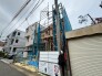 新しい暮らしの土台が静かに形作られていく、確かな安心を感じさせる建築現場の風景です。